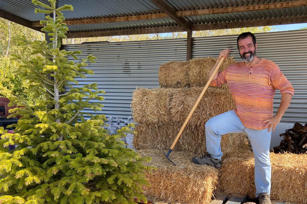 Néstor Moraleda Gracia davant de la Graneria Dosrius